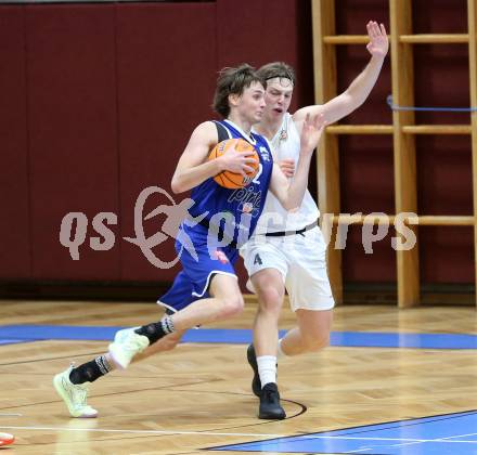 Basketball 2. Liga 2025/2026. Grunddurchgang 9. Runde.  KOS gegen Kufstein Towers. Samuel Seher   (KOS), Pauls Miglinieks  (Kufstein). Klagenfurt, am 8.12.2025.
Foto: Kuess
---
pressefotos, pressefotografie, kuess, qs, qspictures, sport, bild, bilder, bilddatenbank