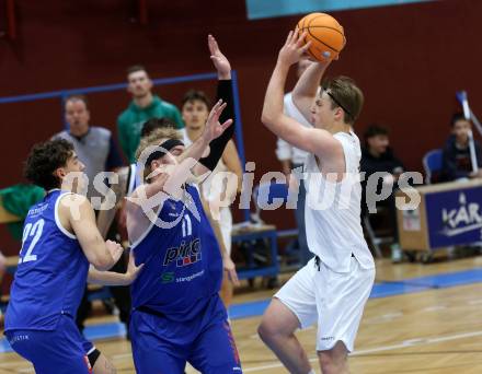 Basketball 2. Liga 2025/2026. Grunddurchgang 9. Runde.  KOS gegen Kufstein Towers.  Samuel Seher  (KOS),  Daniele Kuchar,  Juho-Matti Henttonen  (Kufstein). Klagenfurt, am 8.12.2025.
Foto: Kuess
---
pressefotos, pressefotografie, kuess, qs, qspictures, sport, bild, bilder, bilddatenbank