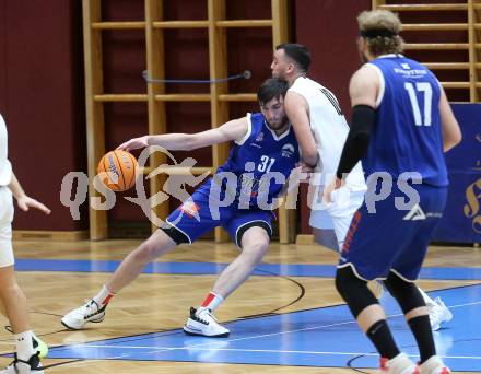 Basketball 2. Liga 2025/2026. Grunddurchgang 9. Runde.  KOS gegen Kufstein Towers.  Veljko Dena (KOS),  Arnaud Revaz (Kufstein). Klagenfurt, am 8.12.2025.
Foto: Kuess
---
pressefotos, pressefotografie, kuess, qs, qspictures, sport, bild, bilder, bilddatenbank