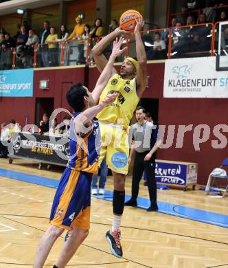 Basketball 2. Liga 2025/2026. Grunddurchgang 8. Runde. Woerthersee Piraten  gegen BBU Salzburg.  Shawn L. Ray  (Piraten),  Tomy Ezequiel Vicente   (Salzburg). Klagenfurt, am 13.12.2025.
Foto: Kuess
---
pressefotos, pressefotografie, kuess, qs, qspictures, sport, bild, bilder, bilddatenbank