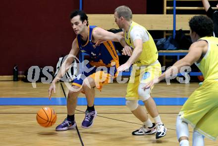 Basketball 2. Liga 2025/2026. Grunddurchgang 8. Runde. Woerthersee Piraten  gegen BBU Salzburg.  Tim Huber   (Piraten),   Tomy Ezequiel Vicente  (Salzburg). Klagenfurt, am 13.12.2025.
Foto: Kuess
---
pressefotos, pressefotografie, kuess, qs, qspictures, sport, bild, bilder, bilddatenbank