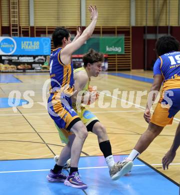 Basketball 2. Liga 2025/2026. Grunddurchgang 8. Runde. Woerthersee Piraten  gegen BBU Salzburg. Lukas Simoner   (Piraten), Tomy Ezequiel Vicente  (Salzburg). Klagenfurt, am 13.12.2025.
Foto: Kuess
---
pressefotos, pressefotografie, kuess, qs, qspictures, sport, bild, bilder, bilddatenbank