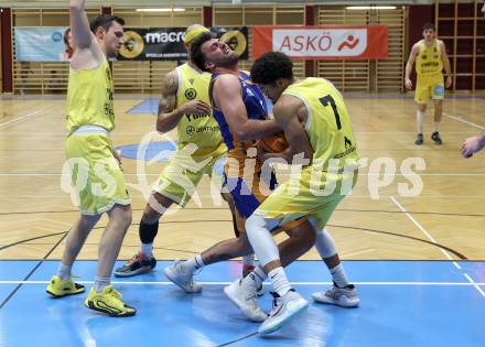 Basketball 2. Liga 2025/2026. Grunddurchgang 8. Runde. Woerthersee Piraten  gegen BBU Salzburg.  Marcus Holyfield   (Piraten),   Miodrag Mirceta  (Salzburg). Klagenfurt, am 13.12.2025.
Foto: Kuess
---
pressefotos, pressefotografie, kuess, qs, qspictures, sport, bild, bilder, bilddatenbank