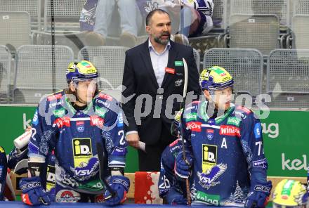 Eishockey ICE Bundesliga.  Winn2day ICE Hockey League. VSV gegen EC Red Bull Salzburg.  Trainer Piere Allard  (VSV). Villach am 12.12.2025.
Foto: Kuess
www.qspictures.net
---
pressefotos, pressefotografie, kuess, qs, qspictures, sport, bild, bilder, bilddatenbank