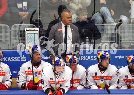 Eishockey ICE Bundesliga.  Winn2day ICE Hockey League. VSV gegen EC Red Bull Salzburg.    Trainer Manny Viveiros   (RBS). Villach am 12.12.2025.
Foto: Kuess
www.qspictures.net
---
pressefotos, pressefotografie, kuess, qs, qspictures, sport, bild, bilder, bilddatenbank