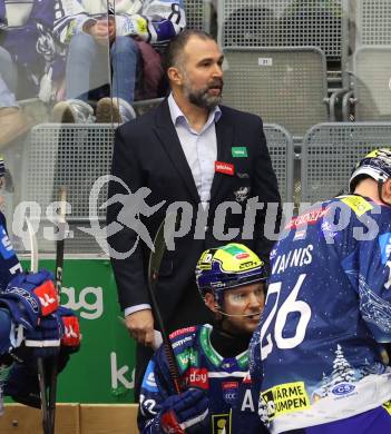 Eishockey ICE Bundesliga.  Winn2day ICE Hockey League. VSV gegen EC Red Bull Salzburg.  Trainer Piere Allard  (VSV). Villach am 12.12.2025.
Foto: Kuess
www.qspictures.net
---
pressefotos, pressefotografie, kuess, qs, qspictures, sport, bild, bilder, bilddatenbank