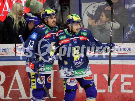Eishockey ICE Bundesliga.  Winn2day ICE Hockey League. VSV gegen EC Red Bull Salzburg. Torjubel Adam Helewka, Elias Wallenta   (VSV). Villach am 12.12.2025.
Foto: Kuess
www.qspictures.net
---
pressefotos, pressefotografie, kuess, qs, qspictures, sport, bild, bilder, bilddatenbank