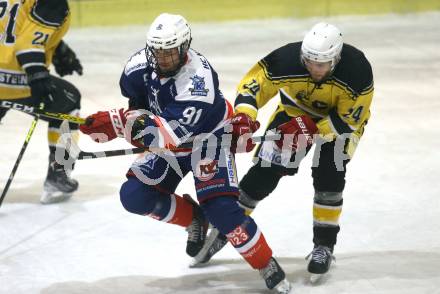 Eishockey AHC Division III Mitte.  EC Arnoldstein gegen HC Koettern I.  Eldin Hadzic  (Arnoldstein),  Stefan Geier  (Koettern). Velden,  am 19.12.2025.
Foto: Kuess
www.qspictures.net
---
pressefotos, pressefotografie, kuess, qs, qspictures, sport, bild, bilder, bilddatenbank