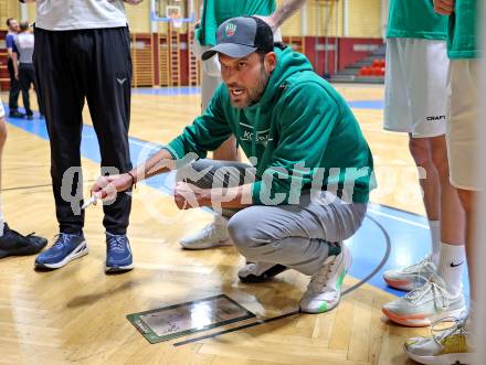 Basketball 2. Liga 2025/2026. Grunddurchgang 11. Runde.  KOS Celovec gegen Vienna Timberwolves. Trainer Dalibor Cevriz   (KOS),   Klagenfurt, am 20.12.2025.
Foto: Kuess
---
pressefotos, pressefotografie, kuess, qs, qspictures, sport, bild, bilder, bilddatenbank
