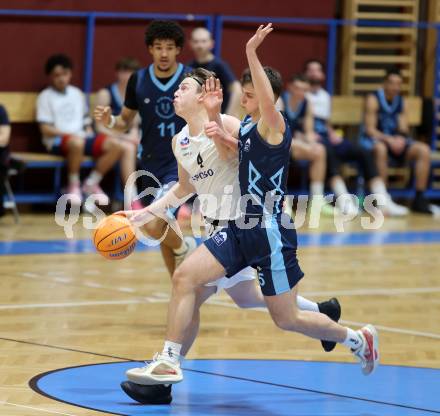 Basketball 2. Liga 2025/2026. Grunddurchgang 11. Runde.  KOS Celovec gegen Vienna Timberwolves. Samuel Seher  (KOS),  Jakob Konzet (Vienna). Klagenfurt, am 20.12.2025.
Foto: Kuess
---
pressefotos, pressefotografie, kuess, qs, qspictures, sport, bild, bilder, bilddatenbank