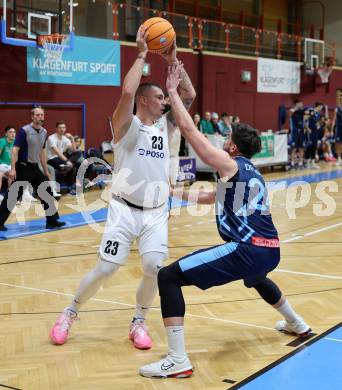 Basketball 2. Liga 2025/2026. Grunddurchgang 11. Runde.  KOS Celovec gegen Vienna Timberwolves.  Nikolas Susa (KOS), Kerim Dragolj  (Vienna). Klagenfurt, am 20.12.2025.
Foto: Kuess
---
pressefotos, pressefotografie, kuess, qs, qspictures, sport, bild, bilder, bilddatenbank
