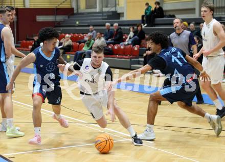 Basketball 2. Liga 2025/2026. Grunddurchgang 11. Runde.  KOS Celovec gegen Vienna Timberwolves.  Jernej Andolsek Heine (KOS),  Dean-Leon Cantor, Paul Kircher (Vienna). Klagenfurt, am 20.12.2025.
Foto: Kuess
---
pressefotos, pressefotografie, kuess, qs, qspictures, sport, bild, bilder, bilddatenbank