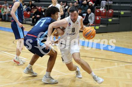 Basketball 2. Liga 2025/2026. Grunddurchgang 11. Runde.  KOS Celovec gegen Vienna Timberwolves.  Veljko Dena (KOS), Paul Kircher  (Vienna). Klagenfurt, am 20.12.2025.
Foto: Kuess
---
pressefotos, pressefotografie, kuess, qs, qspictures, sport, bild, bilder, bilddatenbank