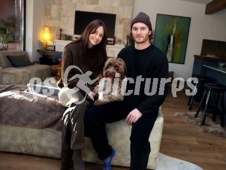 Eishockey ICE Bundesliga. VSV. Alexander Rauchenwald mit Freunding Nadine.  Villach, am 15.12.2025.
Foto: Kuess
www.qspictures.net
---
pressefotos, pressefotografie, kuess, qs, qspictures, sport, bild, bilder, bilddatenbank