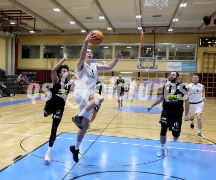 Basketball 2. Liga 2025/2026. Grunddurchgang 13. Runde.  KOS Celovec gegen BK Mattersburg Rocks.  Samuel Seher (KOS),  Yann Grandperret (Mattersburg). Klagenfurt, am 10.1.2026
Foto: Kuess
---
pressefotos, pressefotografie, kuess, qs, qspictures, sport, bild, bilder, bilddatenbank