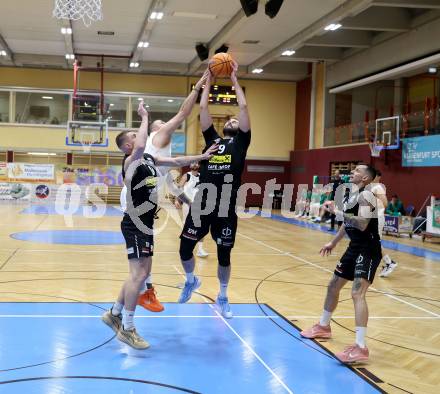 Basketball 2. Liga 2025/2026. Grunddurchgang 13. Runde.  KOS Celovec gegen BK Mattersburg Rocks.  Nikolas Susa (KOS),  Rene Bachmayer, Tobias Winkler (Mattersburg). Klagenfurt, am 10.1.2026
Foto: Kuess
---
pressefotos, pressefotografie, kuess, qs, qspictures, sport, bild, bilder, bilddatenbank