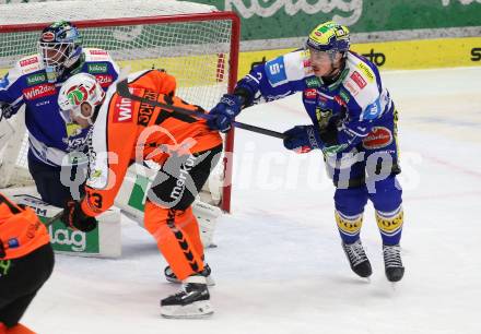 Eishockey ICE Bundesliga.  Winn2day ICE Hockey League. VSV gegen Graz99ers  Dylan Macpherson (VSV),  Michael Schiechl  (Graz). Villach, am 30.12.2025.
Foto: Kuess
www.qspictures.net
---
pressefotos, pressefotografie, kuess, qs, qspictures, sport, bild, bilder, bilddatenbank