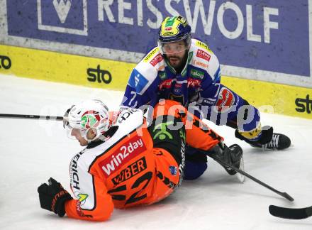 Eishockey ICE Bundesliga.  Winn2day ICE Hockey League. VSV gegen Graz99ers  Steven Strong  (VSV),  Paul Huber   (Graz). Villach, am 30.12.2025.
Foto: Kuess
www.qspictures.net
---
pressefotos, pressefotografie, kuess, qs, qspictures, sport, bild, bilder, bilddatenbank