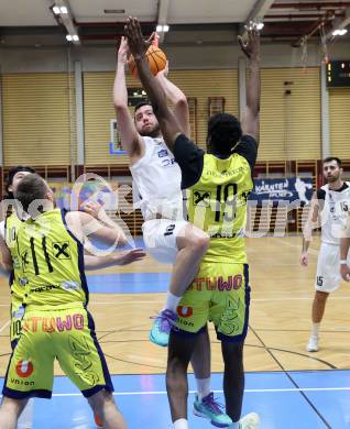 Basketball 2. Liga 2025/2026. Grunddurchgang 20. Runde.  KOS gegen Future Team Steiermark.  Veljko Dena  (KOS), Simon Okoro  (Steiermark). Klagenfurt, am 28.2.2026
Foto: Kuess
---
pressefotos, pressefotografie, kuess, qs, qspictures, sport, bild, bilder, bilddatenbank