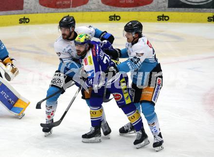 Eishockey ICE Bundesliga.  Winn2day ICE Hockey League. VSV gegen Black Wings Linz.   Joel Teasdale  (VSV), Greg Moro, Patrick Soellinger   (Linz). Villach, am 4.3.2026.
Foto: Kuess
www.qspictures.net
---
pressefotos, pressefotografie, kuess, qs, qspictures, sport, bild, bilder, bilddatenbank