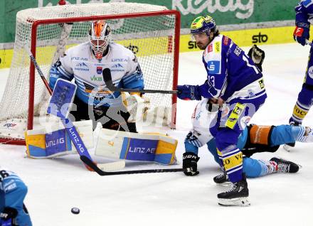 Eishockey ICE Bundesliga.  Winn2day ICE Hockey League. VSV gegen Black Wings Linz.  Adam Helewka   (VSV),  Rasmus Tirronen   (Linz). Villach, am 4.3.2026.
Foto: Kuess
www.qspictures.net
---
pressefotos, pressefotografie, kuess, qs, qspictures, sport, bild, bilder, bilddatenbank