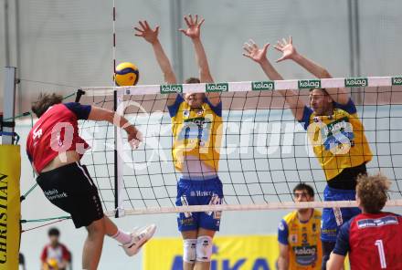 Volleyball.  Austrian Volley League Men.  VBK Kelag Woerther-See-Loewen Klagenfurt gegen SK Zadruga Aich/Dob.  Ben Stockhammer (Woerthersee-Loewen),  Lukas Michael, Nicolai Grabmueller  (Aich/Dob). Klagenfurt, am 7.3.2026.
Foto: Kuess
www.qspictures.net
---
pressefotos, pressefotografie, kuess, qs, qspictures, sport, bild, bilder, bilddatenbank