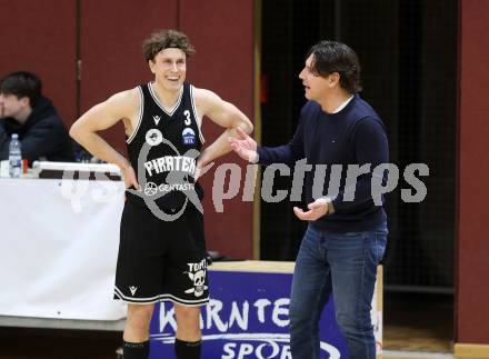 Basketball 2. Liga 2025/2026. Grunddurchgang 21. Runde.  KOS gegen Woerthersee Piraten.     Lukas Simoner, Trainer Andreas Kuttnig  (Piraten). Klagenfurt, am 8.3.2026
Foto: Kuess
---
pressefotos, pressefotografie, kuess, qs, qspictures, sport, bild, bilder, bilddatenbank